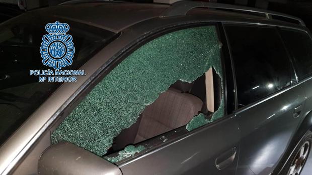 Los ladrones parten los cristales de los coches para llevarse cualquier cosa de valor