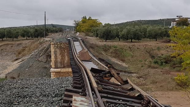 Así quedó la vía férrea en el puente de Aguadulce sobre el río Blanco tras las últimas riadas del pasado mes de octubre