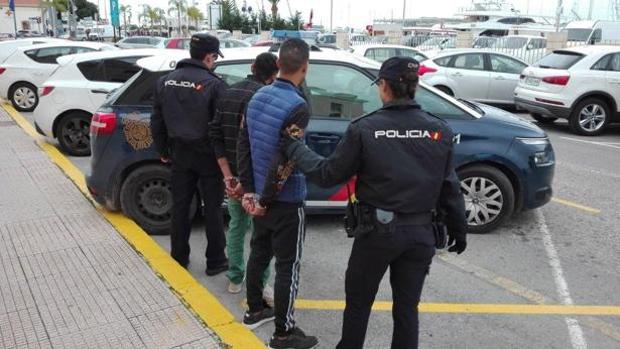 La Policía Nacional ha detenido a dos personas que se escondieron debajo de una cama para no ser descubiertos