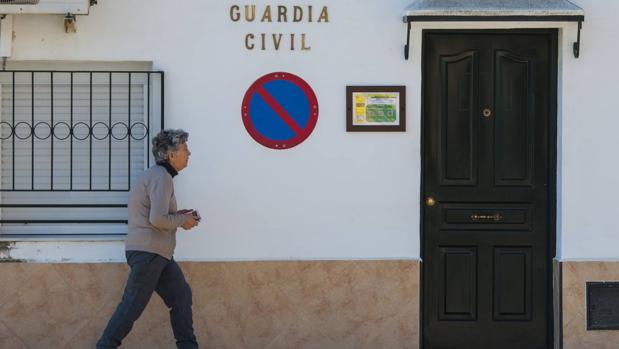 Entrada al cuartel de la Guardia Civil donde estaban destinados los cuatro agentes condenados