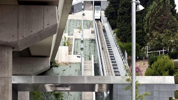 La escalera que une la estación del metro de San Juan Bajo con el barrio del Monumento