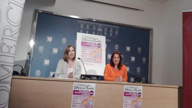 Cristina Luengo y la delegada de Comercio en el Ayuntamiento de Utrera, Carmen Cabra