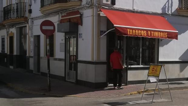 El estanco de Los Palacios donde ocurrió el robo tras amordazar los ladrones a la dueña