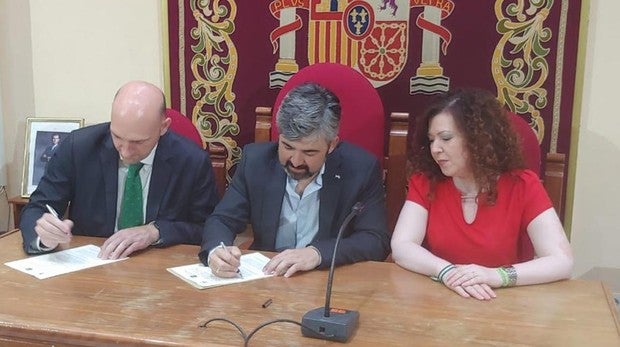 Tristán Pertíñez y Modesto González (centro) durante la firma del convenio