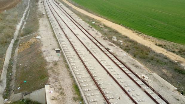 En las obras del tranvía de Alcalá han llegado a llevarse cientos de metros de vías