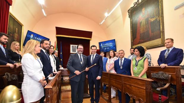 El presidente de la Junta, Juan Manuel Moreno Bonilla ha estado presente en la sesión plenaria de Carmona