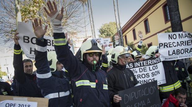 Una imagen de archivo de una protesta de los bomberos profesionales que dependen de la Diputación