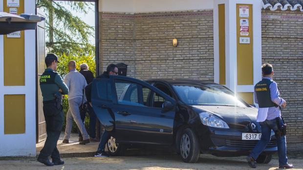 Agentes de la Guardia Civil realizan una inspección en el chalé horas después del asalto