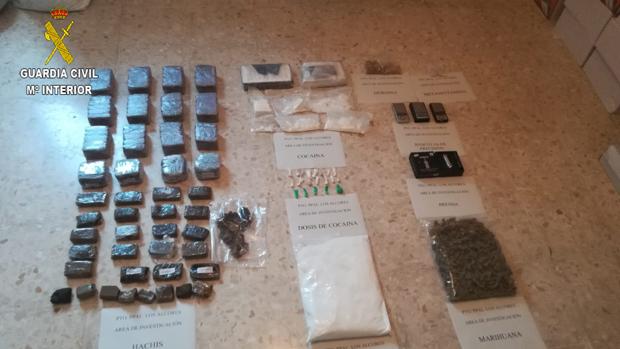 A la banda se le ha incautado más de 2,5 kilos de cocaína, 200 gramos de heroína, cerca de 20 gramos de metanfetamina y más de 10 kilos de hachís, marihuana y fármacos