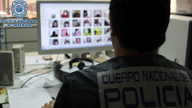 Un agente revisa material pornográfico en una operación anterior