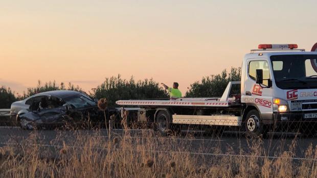 Una grúa retira uno de los vehículos accidentados en la A-92