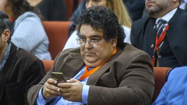 Rafael Moreno en el Parlamento de Andalucía cuando era director general de Empleo con Susana Díaz en la Junta