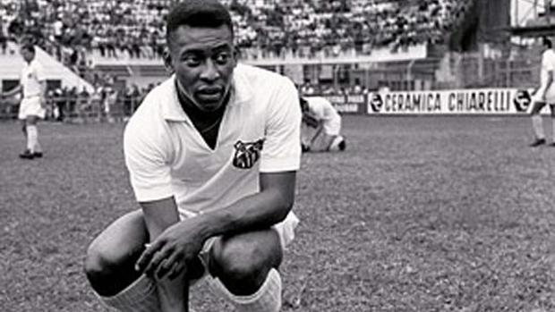 Pelé, con la camiseta del Santos