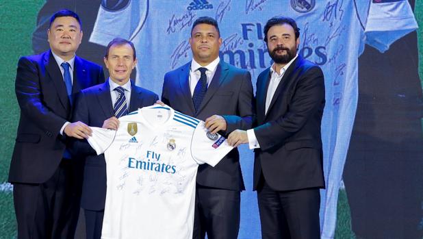 Paco Wu, Butragueño, Ronaldo y José Ángel Sánchez llevaron a Pekín una camiseta firmada por el equipo