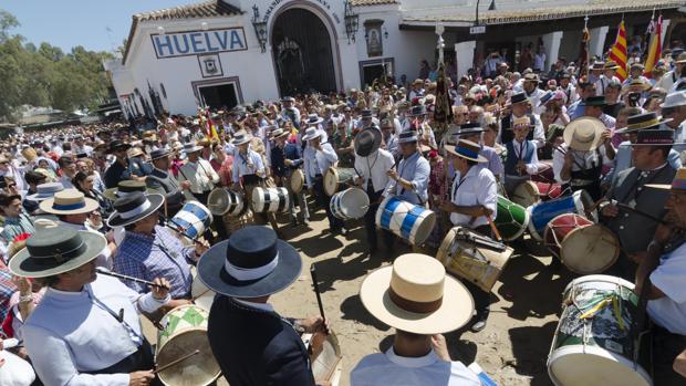 Tamborileros en El Real de la aldea del Rocío