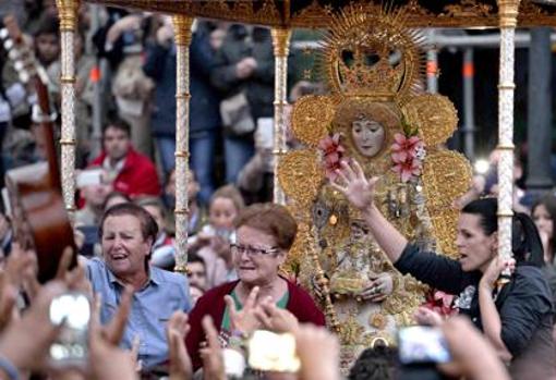 Las camaristas junto a la Virgen del Rocío