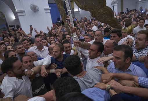 El hemano mayor de Almonte porta el Simpecado en el interior del Santuario