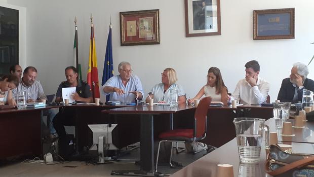 Delegada de la Junta en Huelva, alcaldesa de Almonte y presidente de la Matriz presiden la reunión