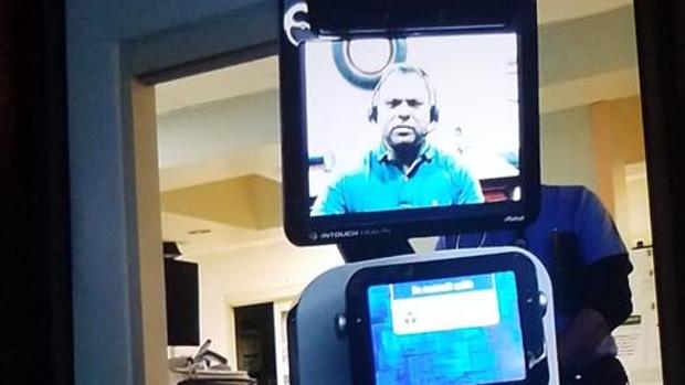 Momento en el que un robot comunica a un paciente que le quedan pocos días de vida