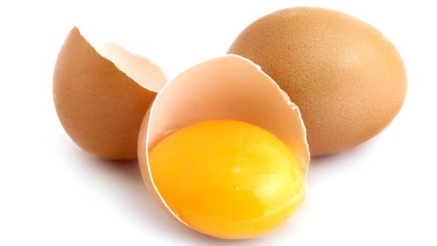 Los huevos, especialmente la yema, son fuente de colina
