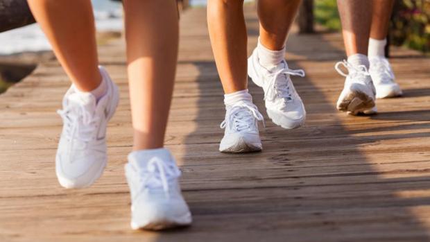Caminar rápido o pasar la aspiradora 24 minutos cada día alarga la vida
