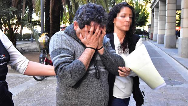 El acusado entrando en los juzgados de Sevilla, en una imagen de archivo