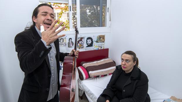 Antonio Amaya y Rocío, su mujer, en el albergue municipal