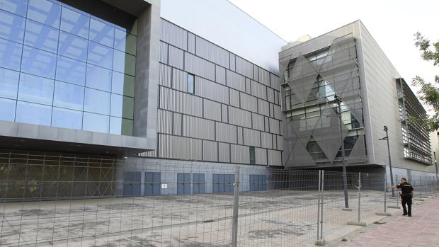 El teatro de la SGAE en la Cartuja está actualmente vallado