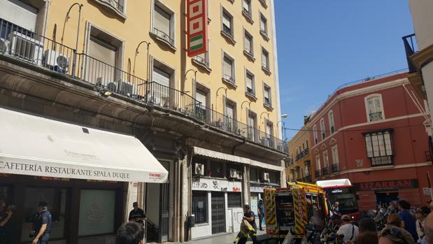 Los bomberos, durante su intervención en el edificio del sindicato