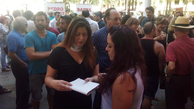 La portavoz de Participa Sevilla este jueves en la Plaza Nueva con un collarín