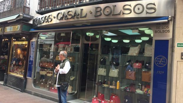 Bolsos Casal, en la calle Sierpes