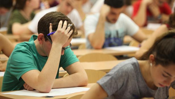 Estudiantes en el examen de Selectividad