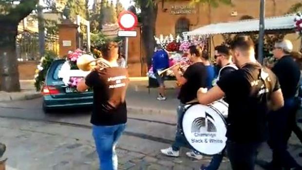 Los restos fúnebres de David Polvillo fueron llevados al cementerio de Sevilla con música de charanga