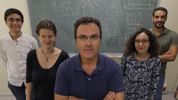 El matetmático, José Manuel Díaz Bañez con su equipo