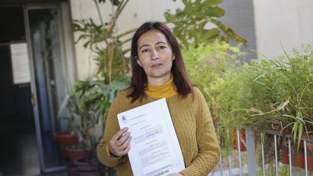 Teresa García García con la sentencia que le da la razón