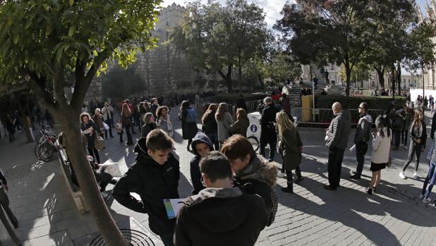 Turistas en el entorno del Real Alcázar de Sevilla