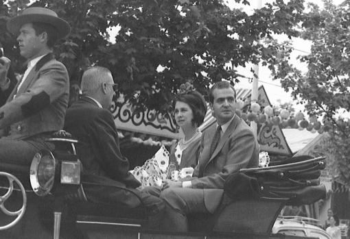 Don Juan Carlos y Doña Sofía en un coche de caballos por la Feria