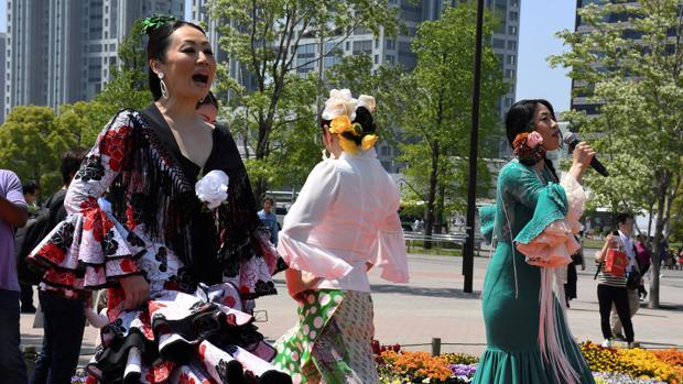 Una veintena de bailaoras en la primera Feria de Abril que se celebra en Tokio