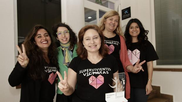 Ana Bella Estévez junto a varias de sus colaboradoras