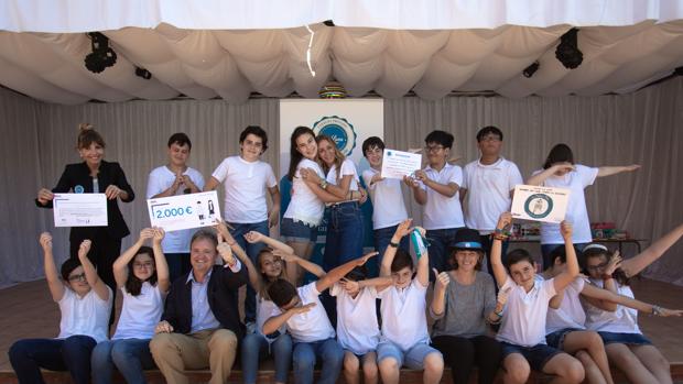 Los alumnos del Colegio La Luna con representantes de BBVA, el centro y la Fundación El Gancho