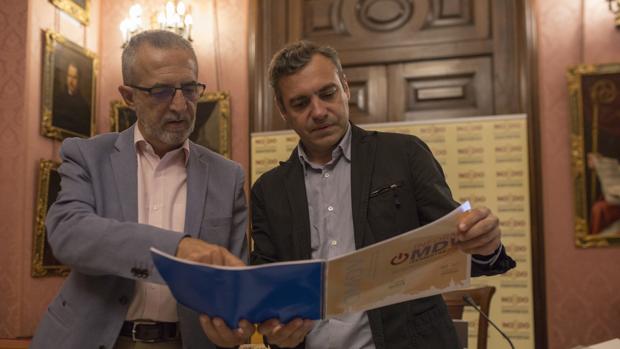 El delegado de Bienestar Social, Juan Manuel Flores, y el gerente de Emvisesa, Felipe Castro