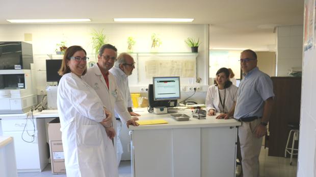 De izquierda a derecha, Margarita Jiménez Jambrina, José Antonio Pérez Simón, José María Blas Orlando y Reyes Jiménez Bárcenas, personal del servicio de Hematología, junto a Efrén Ramos Calero, de Distrito Sevilla