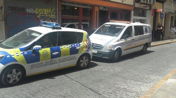 Un vehículo de la Policía Local y una ambulancia en el lugar de los hechos