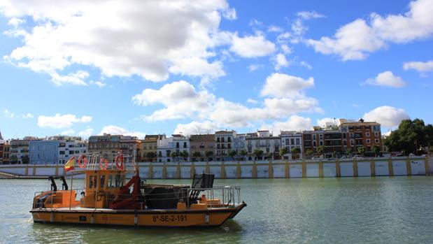 Catamarán de limpieza en el río Guadalquivir de Sevilla