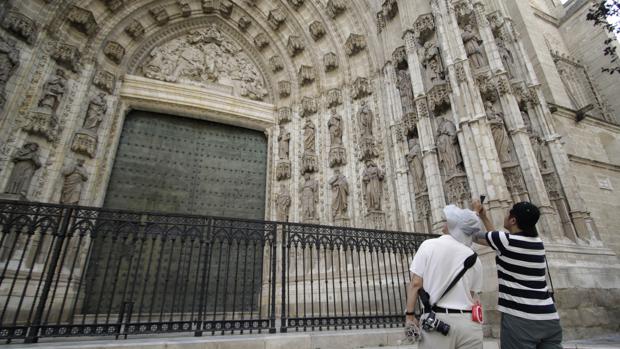 Turistas fotografiando la Catedral de Sevilla