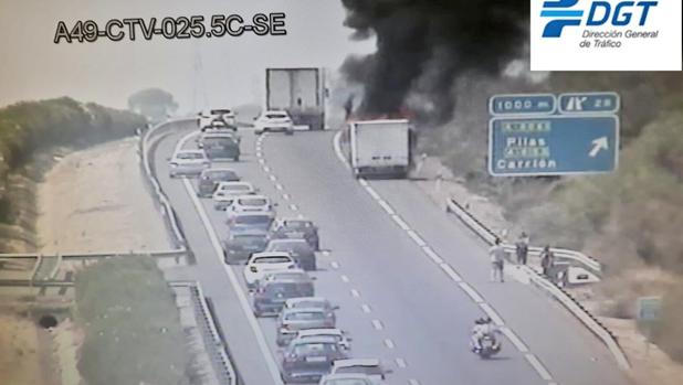 Fuego en el camión siniestrado en la A-49