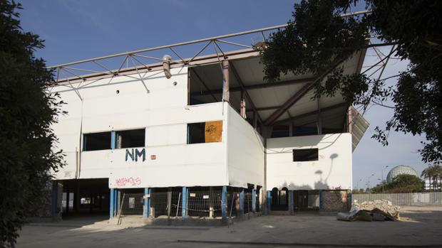 El grupo IVI ha iniciado ya la demolición interior del edificio donde instalará su sede en la isla de la Cartuja y que hace años fue comisaría de Policía