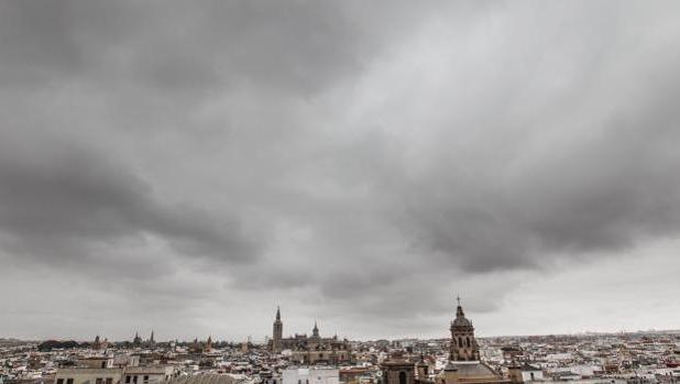El cielo nublado en la capital hispalense