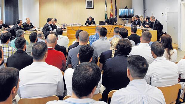 Más de 40 personas se sientan en el banquillo por el supuesto amaño de las oposiciones a la Policía Local