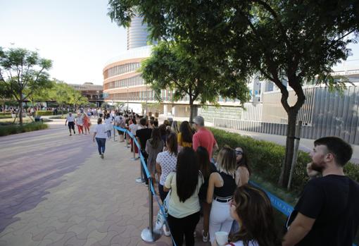 Colas para la apertura de la nueva tienda de Primark en Sevilla